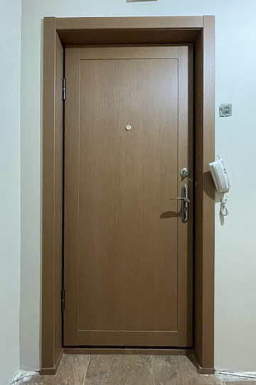 Дверь ХL10 цвет орех, отделка входной двери имитацией двери с откосами